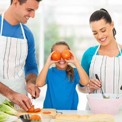 Familie am Kochen