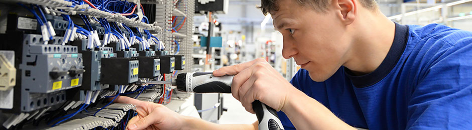 Elektriker bei der Arbeit